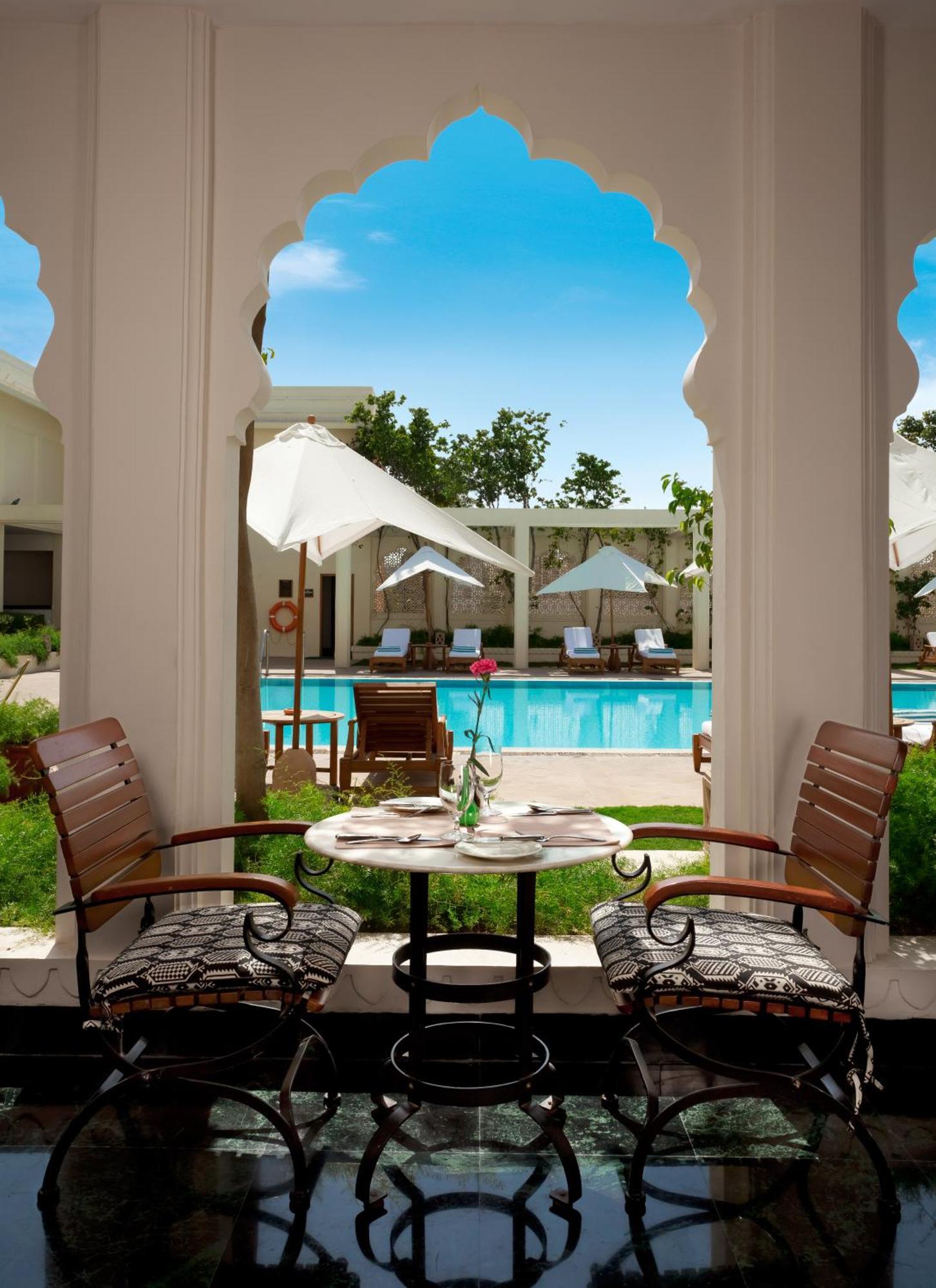 Готель Trident Джайпур Екстер'єр фото The pool at the Taj Bengal